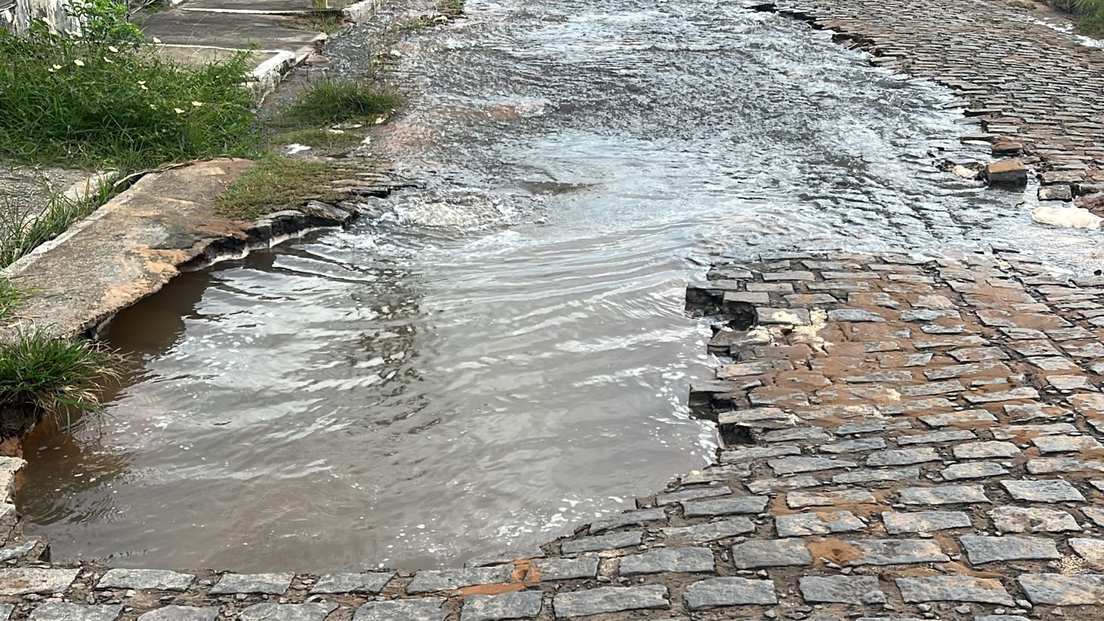 tubulacao-tem-vazamento-e-agua-se-acumula-em-rua-da-zona-norte-de-natal