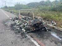 carro-pega-fogo-e-fica-completamente-destruido-na-rota-do-sol;-video