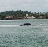 carros-sao-‘engolidos’-pela-agua-no-encontro-do-mar-com-rio-no-litoral-do-rn